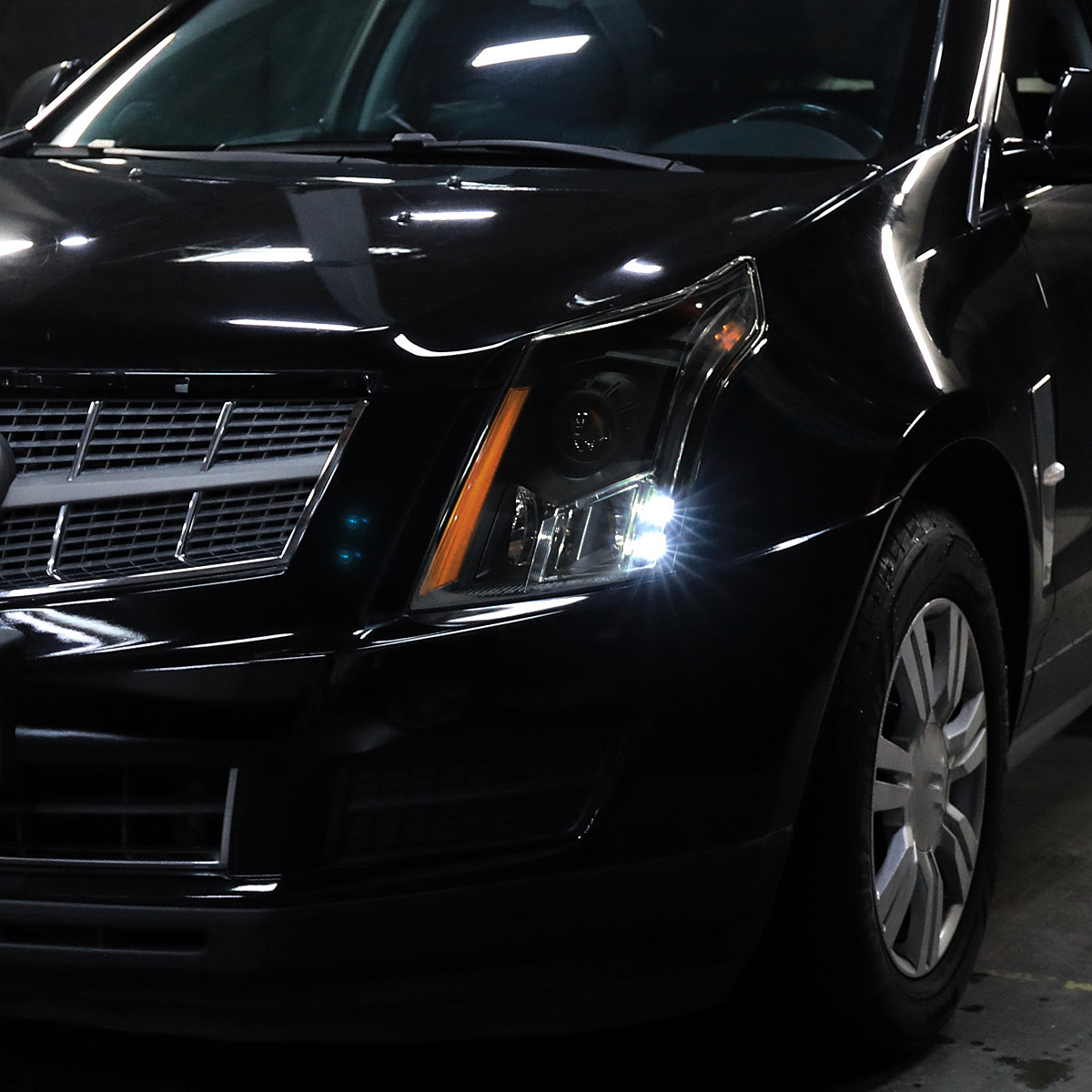 ヘッドライト　SRX 2010-2016 Cadillac SRX Projector Headlights w/ Switchback