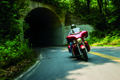 Kuryakyn 1387 - Smooth Windshield Trim 14-Up Touring Chrome