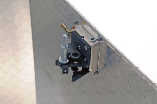 DEE ZEE DZ91717 - Deezee Universal Tool Box - Specialty Large Triangle BT Alum