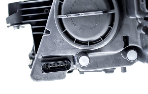 Hella 008821061 - 2006-2011 Mercedes-Benz CLS500 Halogen Headlight Assembly