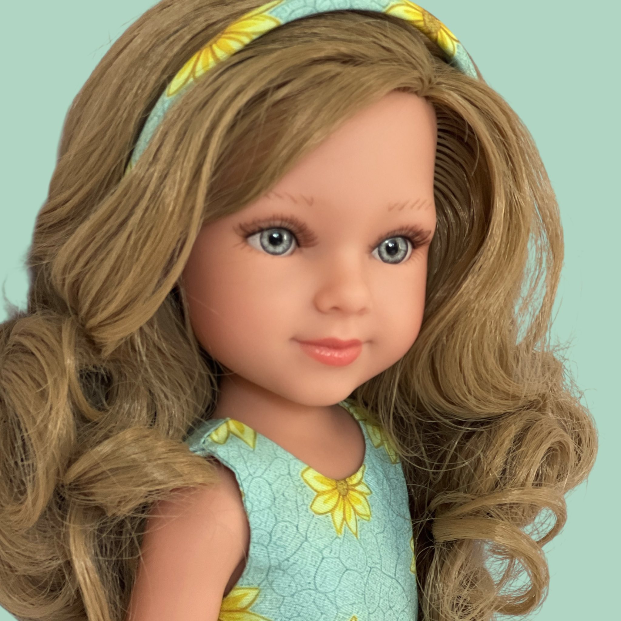 とてもbeautifulなエルドリッチ Lorelei and Friends® New L1 Sculpt- Blonde Hair Grey Blue