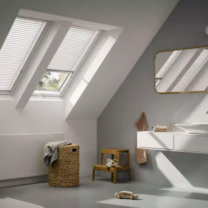Adjustable Venetian slats for perfect ambiance, clean lines, sophisticated roof window look, light filtering. Adjustable Venetian slats for perfect ambiance, clean lines, sophisticated roof window look, light filtering.