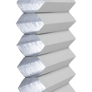 The white double-pleated blackout cloth, fortified with a honeycomb structure and interior aluminum coating, ensures total darkness by obliterating even the most intense sunlight. The white double-pleated blackout cloth, fortified with a honeycomb structure and interior aluminum coating, ensures total darkness by obliterating even the most intense sunlight.