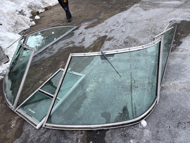 Windshield for a 1990 350 Sea Ray DA