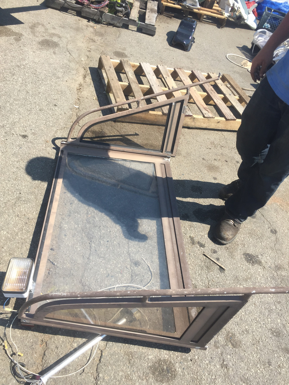 Windshield for a 25' Mako