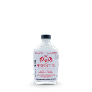 Mezcal artesanal joven elaborado con agave Tobalá, 45% Alc. Vol., en presentación de 200 ml. Una expresión oaxaqueña que honra el misticismo, la tradición y la cultura líquida del mezcal ancestral.