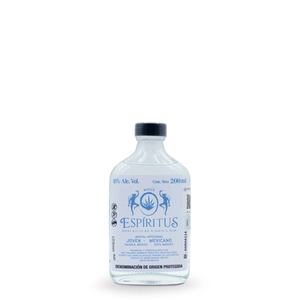 Mezcal artesanal joven elaborado con agave Rhodacantha / Mexicano de San José Río Minas, Oaxaca. Presentación de 200 ml, 45% Alc. Vol., cocido en horno cónico, fermentado en tinas de encino y doblemente destilado en alambique de cobre.