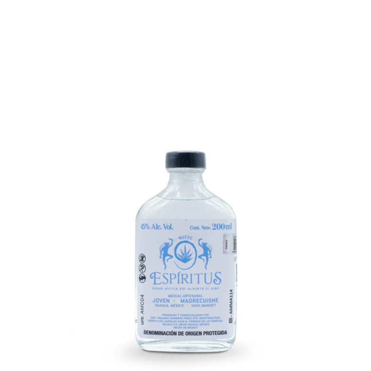 Mezcal artesanal joven de agave Karwinski / Madrecuishe en presentación de 200 ml. Originario de San Pablo Guilá, Oaxaca, ofrece un perfil seco, mineral y herbal, con ahumado sutil y 45% Alc. Vol.