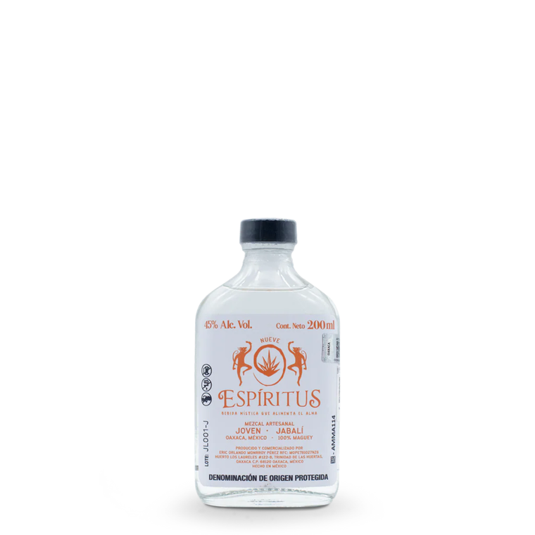 Mezcal artesanal joven elaborado con agave Convallis / Jabalí de Santa María Zoquitlán, Oaxaca. Una expresión silvestre, intensa y compleja, con 45% Alc. Vol., cocción en horno cónico, fermentación en tinas de encino y doble destilación en alambique de cobre.