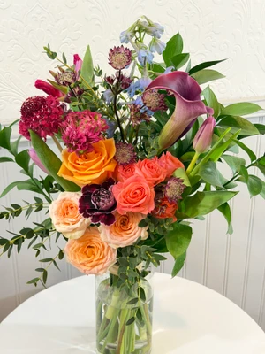 Mama's Mini Garden Wrap
We will choose from the lovely selection in the shop for Mother's Day weekend
The flowers are gathered, tied with raffia and placed in a clear glass cylinder vase. For Mother's Day, all bundles will have the vase included. The temperatures are rising and we don't want weekend flowers going thirsty!
Seattle flower delivery by Juniper Flowers

Due to changes in season, weather, and availability we reserve the right to make substitutions in flowers for your order. Our photos are a GUIDE to our designs.
please note, this item COMES IN A VASE. If you are picking up and do not want a vase please put that in the Comments section when ordering and we will add more flowers to your order.