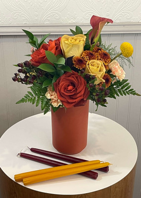 Fall Favorites
Our designers will choose the prettiest autumn tones and design in this rich rust colored pottery pot. Flowers MAY include roses, spray roses, mums, ranunculus, calla lilies, craspedia just to name a few. The autumn flowers include tones of orange, apricot, gold, yellow, beige, rust, burgundy, burnt orange...trust us, we'll use the best complementing colors! Add a pair of burgundy or mustard color taper candles to finish the look.
Seattle flower delivery by Juniper Flowers
Due to changes in season, weather, and availability we reserve the right to make substitutions in flowers for your order. Our photos are a GUIDE to our designs.