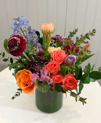 Sweet Mama Signature Vase
We will choose from the lovely selection in the shop for Mother's Day weekend
Your flowers will be designed in a clear glass vase with leaf wrap inside to conceal the stems. A beautiful variety of Spring blooms that may include roses, spray roses, ranunculus, and more!
Seattle flower delivery by Juniper Flowers
Due to changes in season, weather, and availability we reserve the right to make substitutions in flowers for your order. Our photos are a GUIDE to our designs