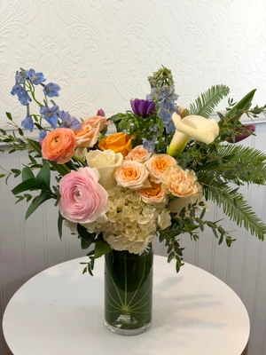 Harmony in Pastels
We will choose from the lovely selection of PASTEL TONES in the shop for Mother's Day weekend
Your flowers will be designed in your choice of color pottery vase or a clear glass vase with leaf wrap inside. A beautiful variety of Spring blooms will be chosen similar to the photos shown.
Seattle flower delivery by Juniper Flowers
Due to changes in season, weather, and availability we reserve the right to make substitutions in flowers for your order. Our photos are a GUIDE to our designs