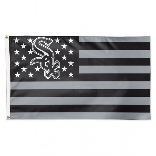 Officially licensed 3x5 Deluxe flag with premium durable fabric, two grommets and quality stitching including a quad stitched fly end. The vibrant imprint is 100% show through to the backside with a long lasting color-fast dye. Fly on a flagpole or hang it on a wall.  Made by Wincraft.