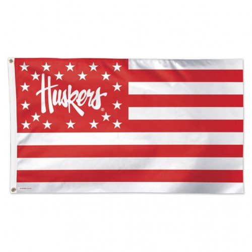 Officially licensed 3' x 5' Deluxe flag with premium durable fabric, two grommets and quality stitching including a quad stitched fly end. The vibrant imprint is 100% show through to the backside with a long lasting color-fast dye. Fly on a flagpole or hang it on a wall. Flags packaged in 6 1/2" x 12" poly-bagged with header and graphic displayed. Made by WinCraft