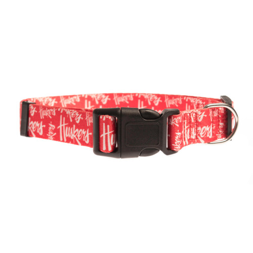 These high-quality collars feature your favorite team in a colorful overall pattern. Made by Little Earth.