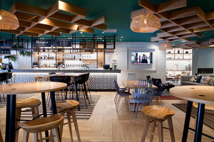 Wood look tiles make an impact at the Holiday Inn Auckland Airport 