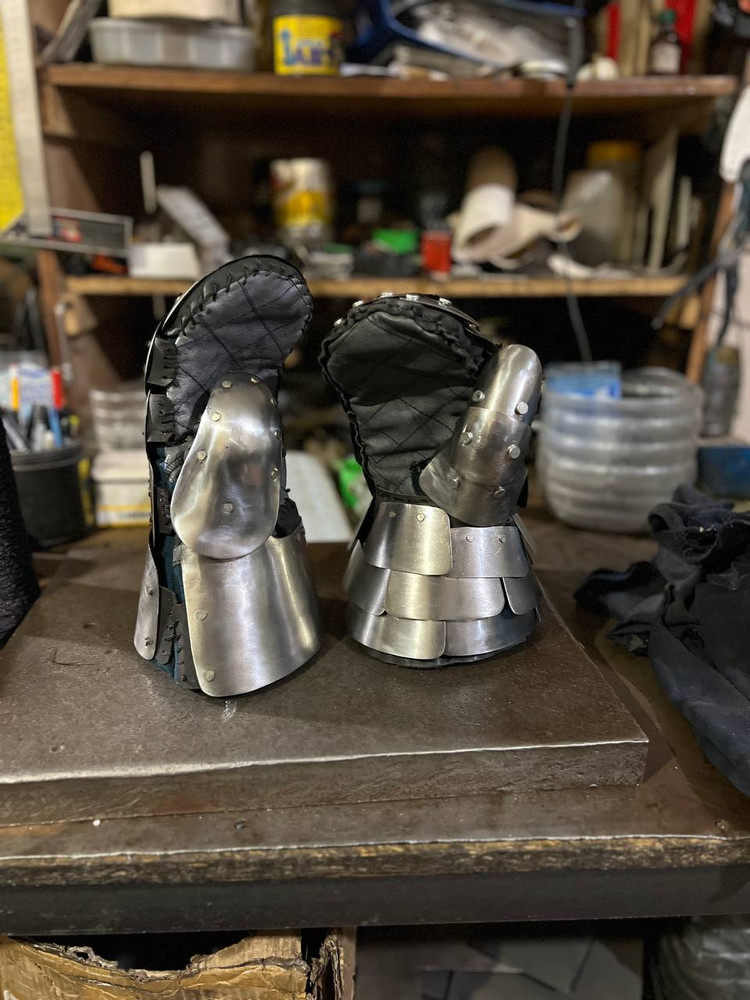 Scaled Mittens