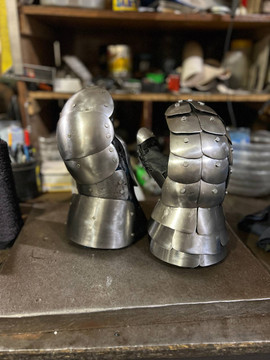 Scaled Mittens