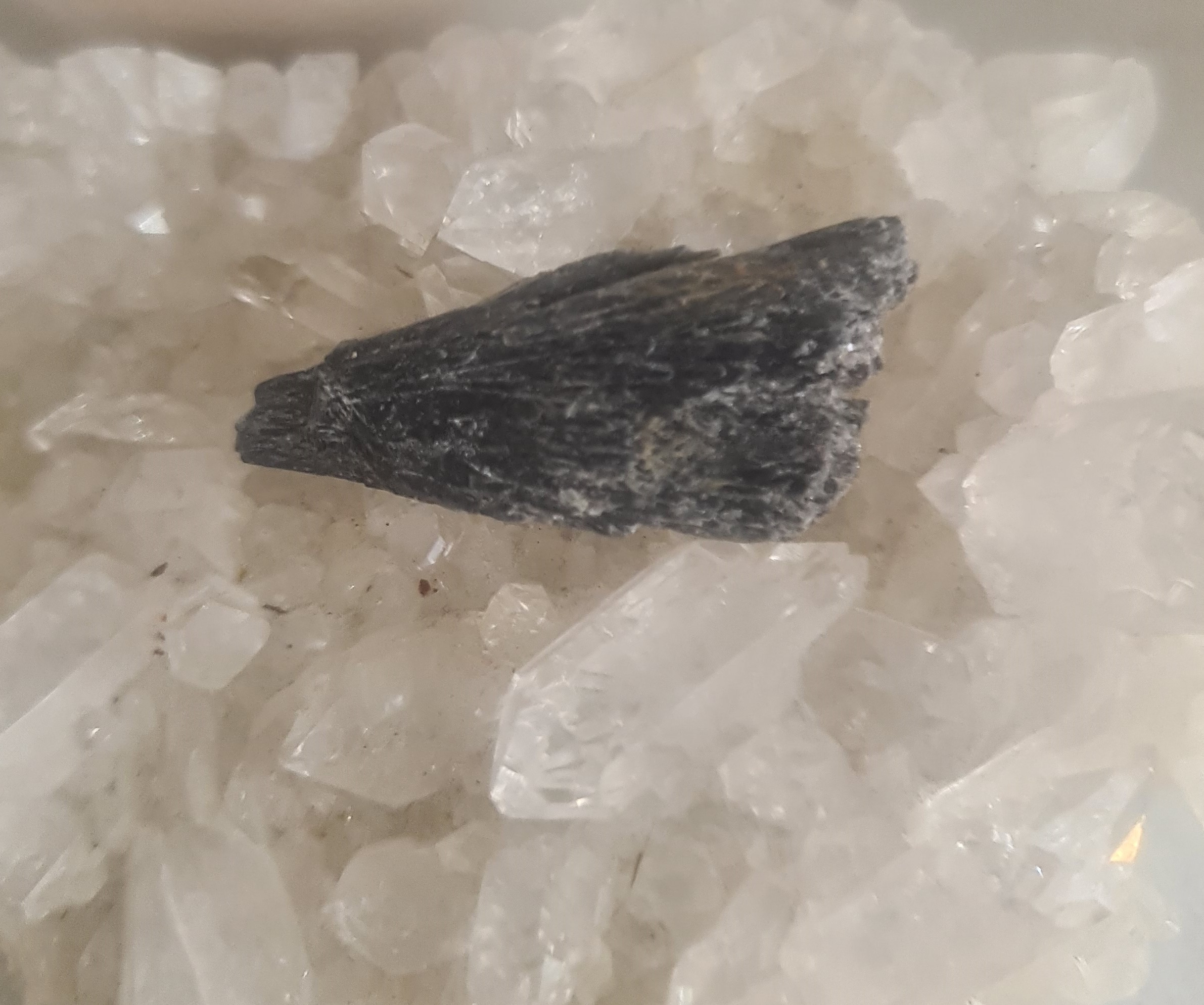 kyanite-black.jpg