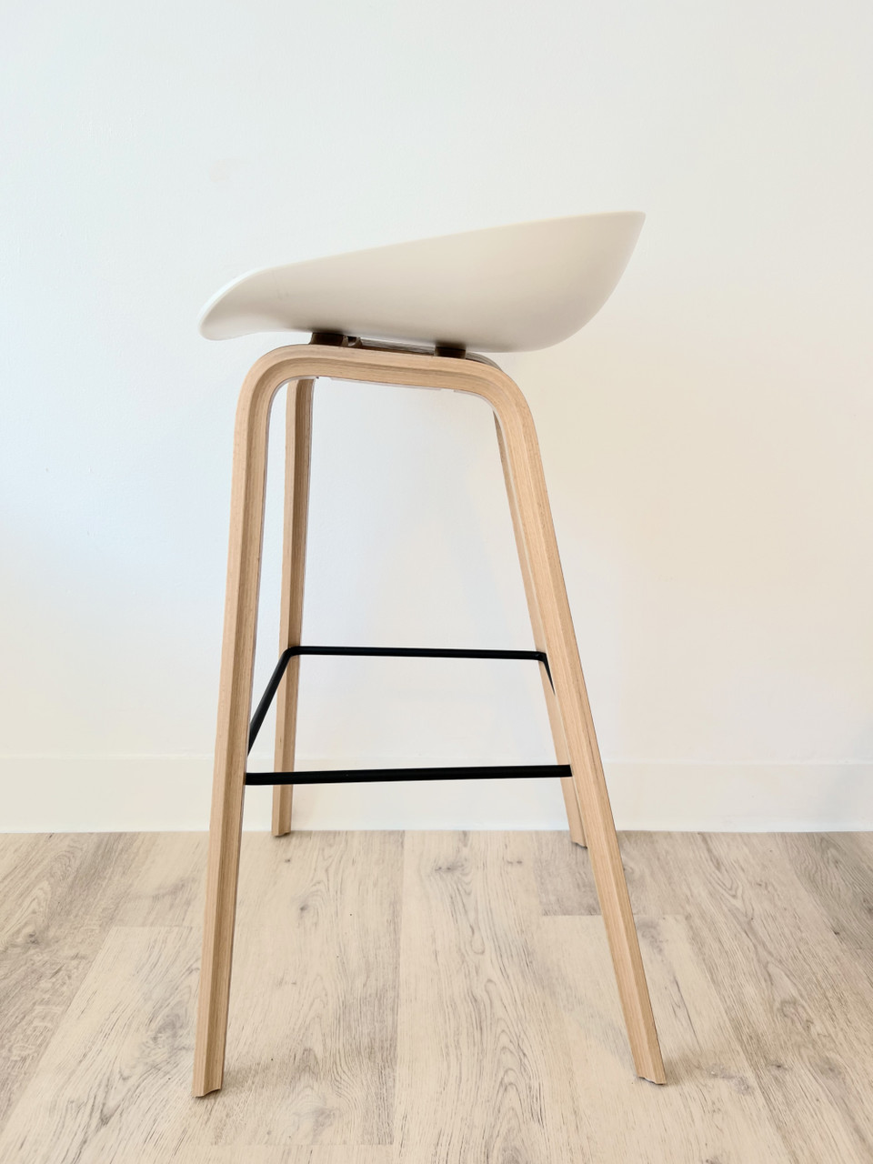 Hay - AAS32 BAR HEIGHT STOOL - Cream white shell - Oak lacquered