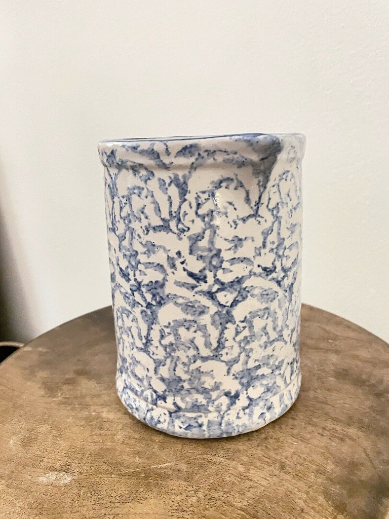 MINT - VINTAGE BLUE & WHITE SPONGEWARE SPLATTERWARE PRIMITIVE TALL PITCHER 7”