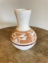 Vintage Sioux Native American pottery White vase Signed 4.25” Rapid City, SD