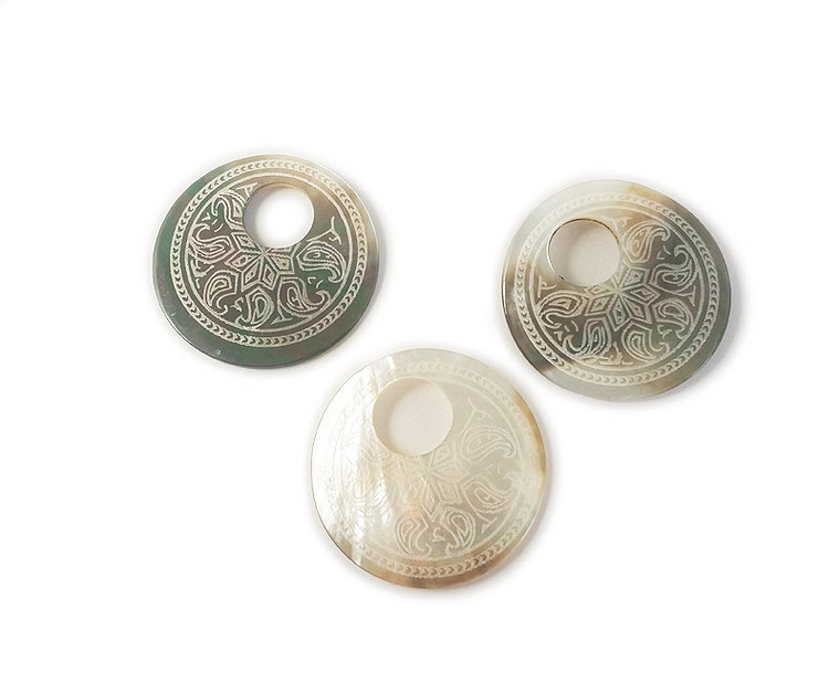 38mm Shell Agogo Round Pendant