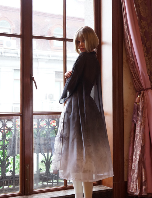 Model Show
(dress: DR00217, petticoat: CT00040S)