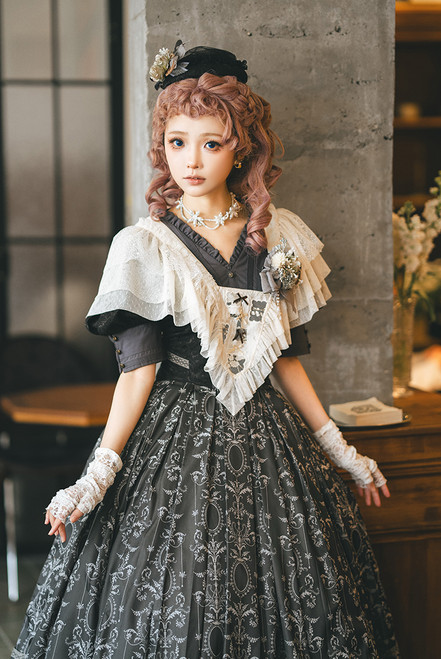 Model Show
(headdress: P00834, brooch: P00833, dress: DR00350)
*other items in picture, NOT for sale.