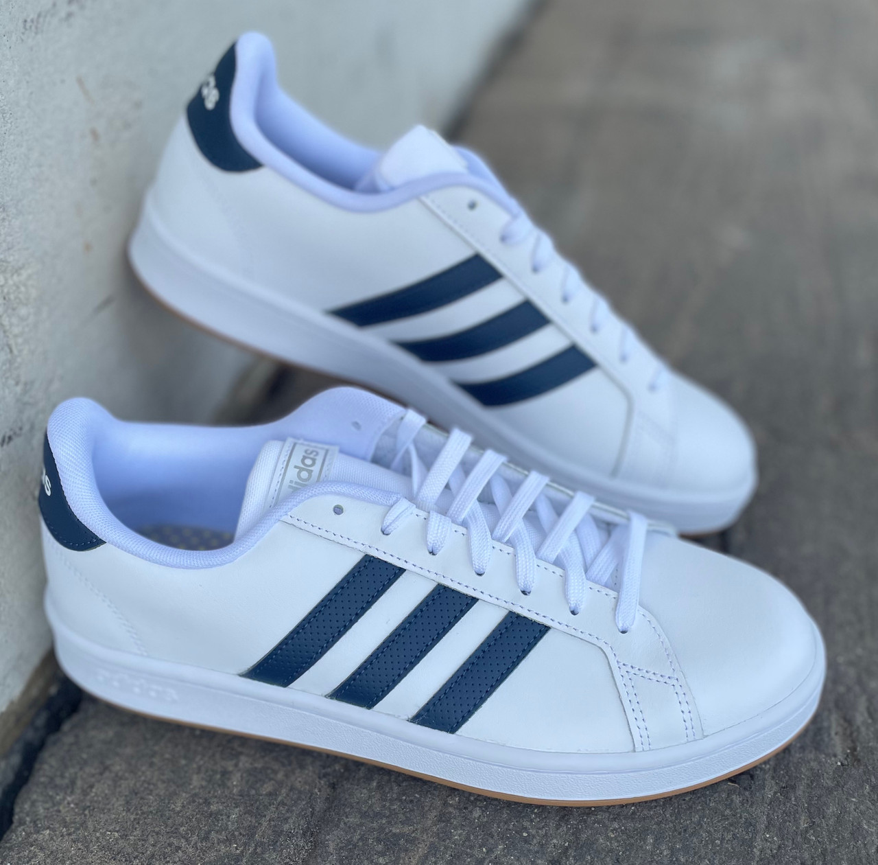 Adidas Tyshawn Low Sneakers