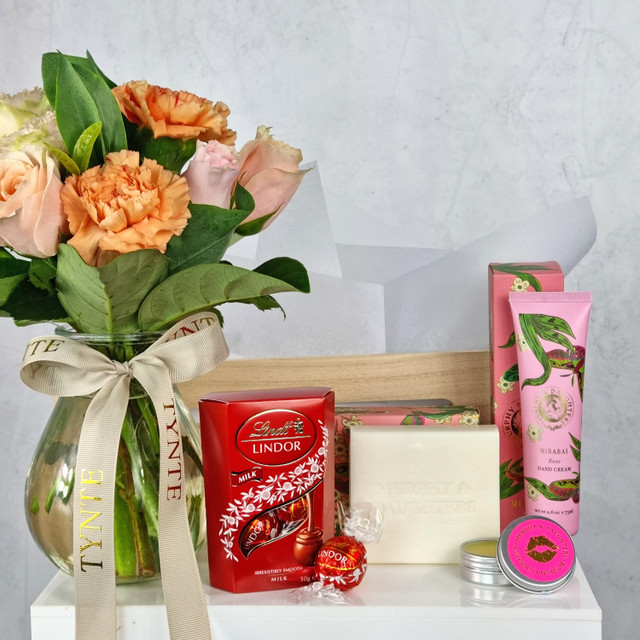 Petite Pamper Hamper with Flowers