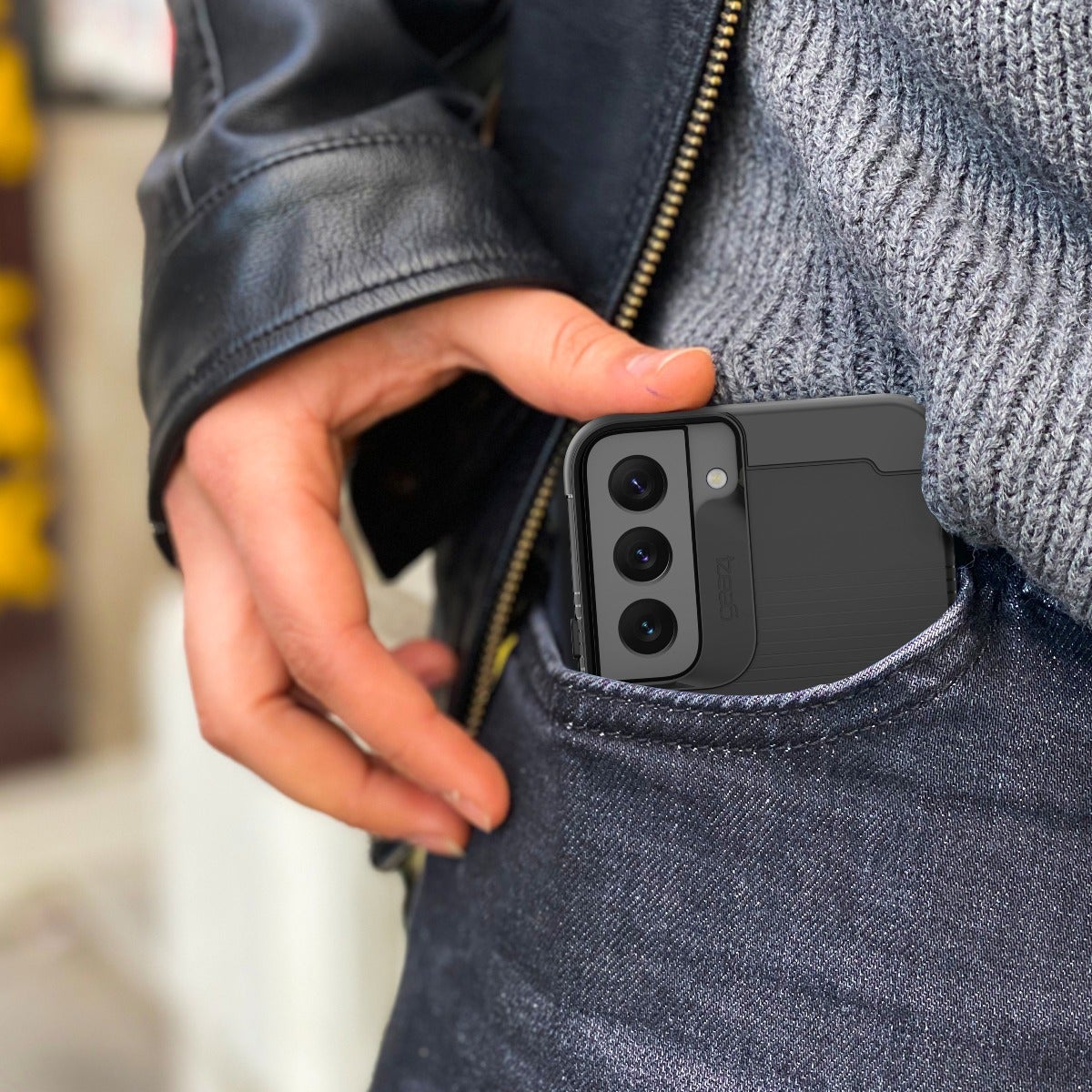 Slim, Lightweight Case
||The slim, lightweight design fits easily in your pocket and comfortably in your hand.
