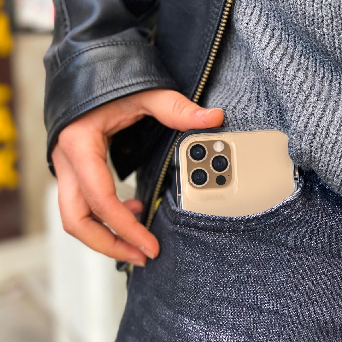 Slim Design
||The slim, lightweight design fits easily in your pocket and comfortably in your hand. 
