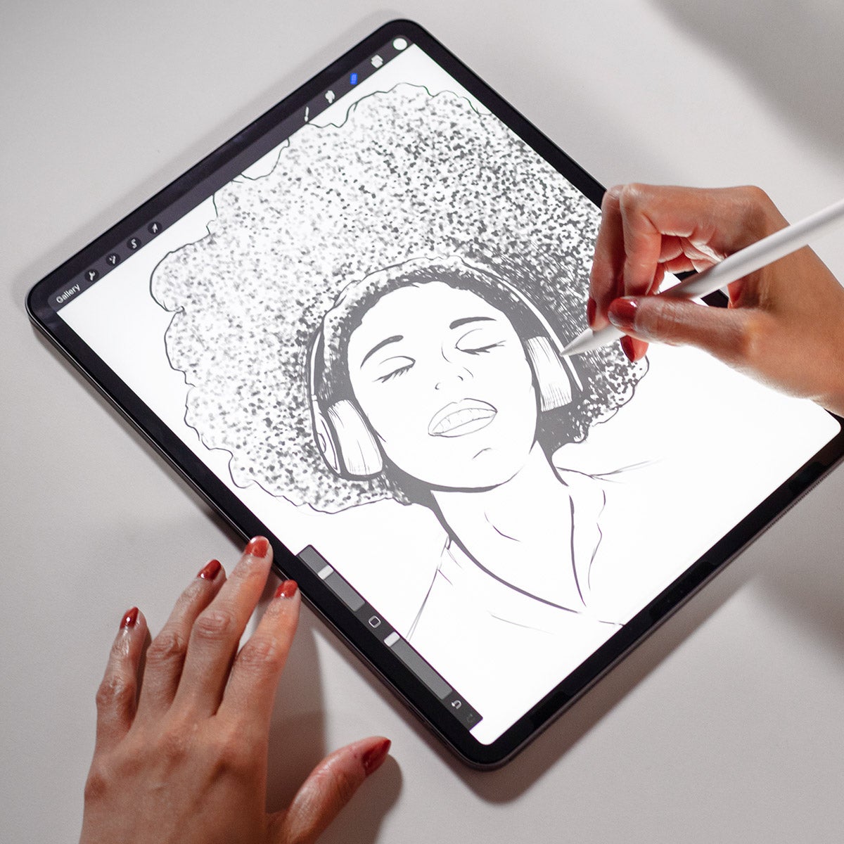 Designed for Writing and Drawing||The matte surface is perfect for writing and drawing on your iPad. 