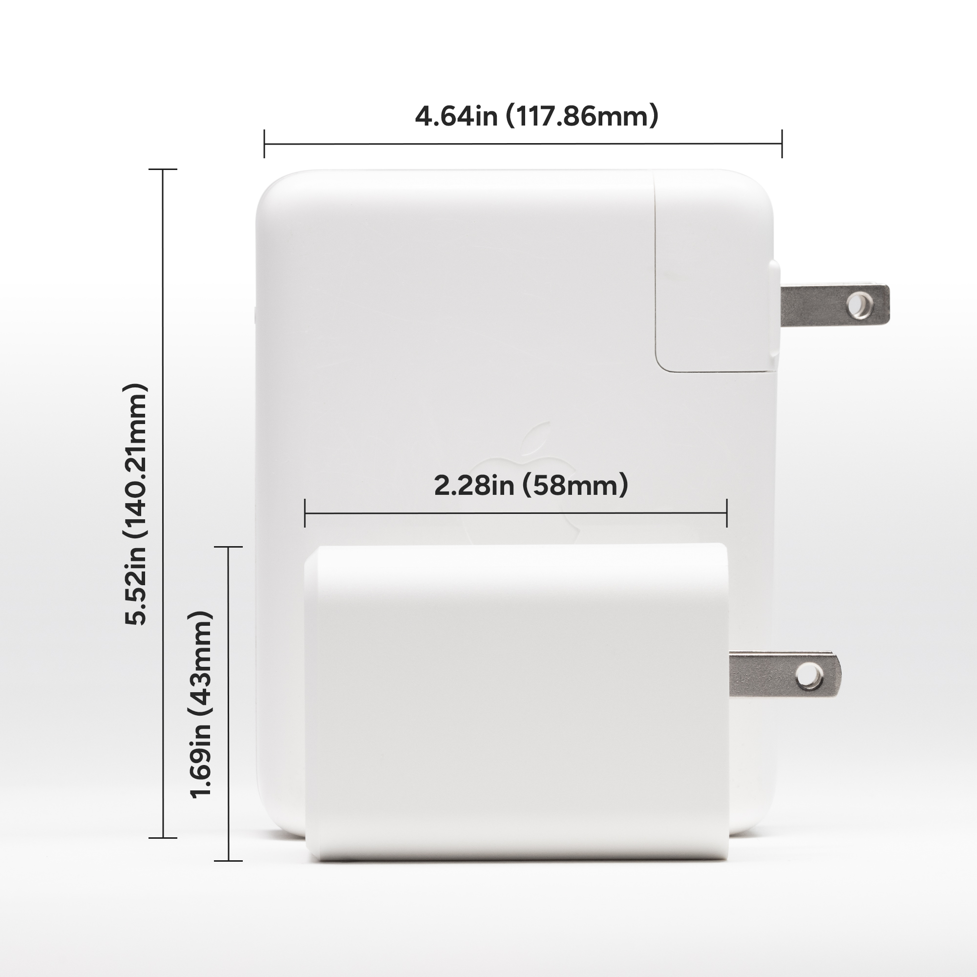 Small, Compact Design||
The speedport 42 is significantly smaller than typical, non-GaN chargers.