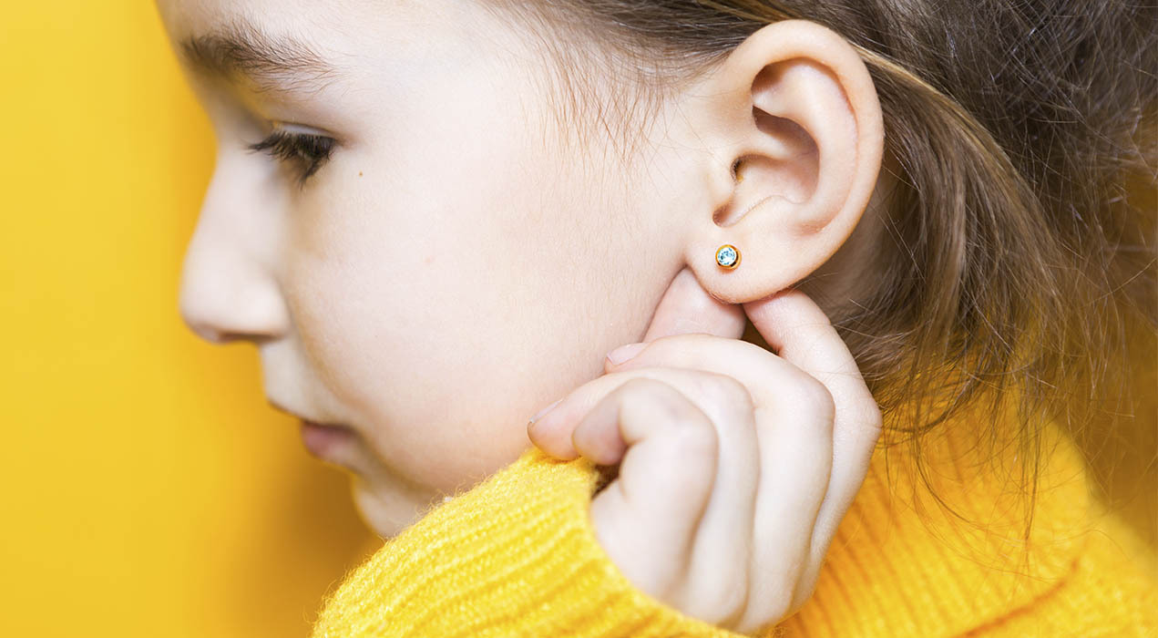 imagen puesta de pendientes parafarmacia nut