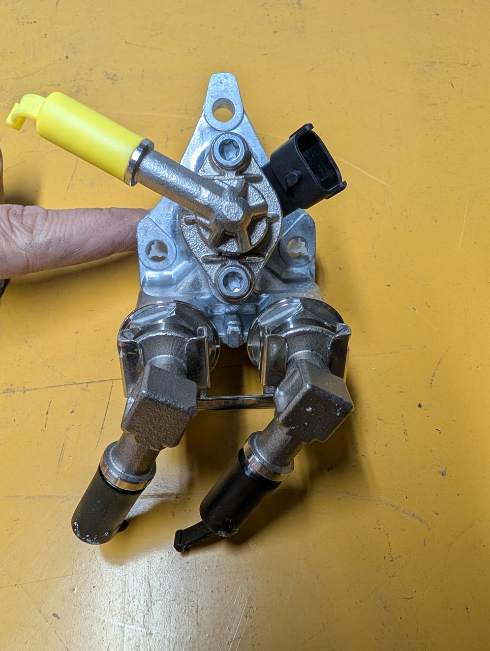 Dinex 8CL010 DEF Injector for Volvo/Mack – Replaces 22744063 and 22744065