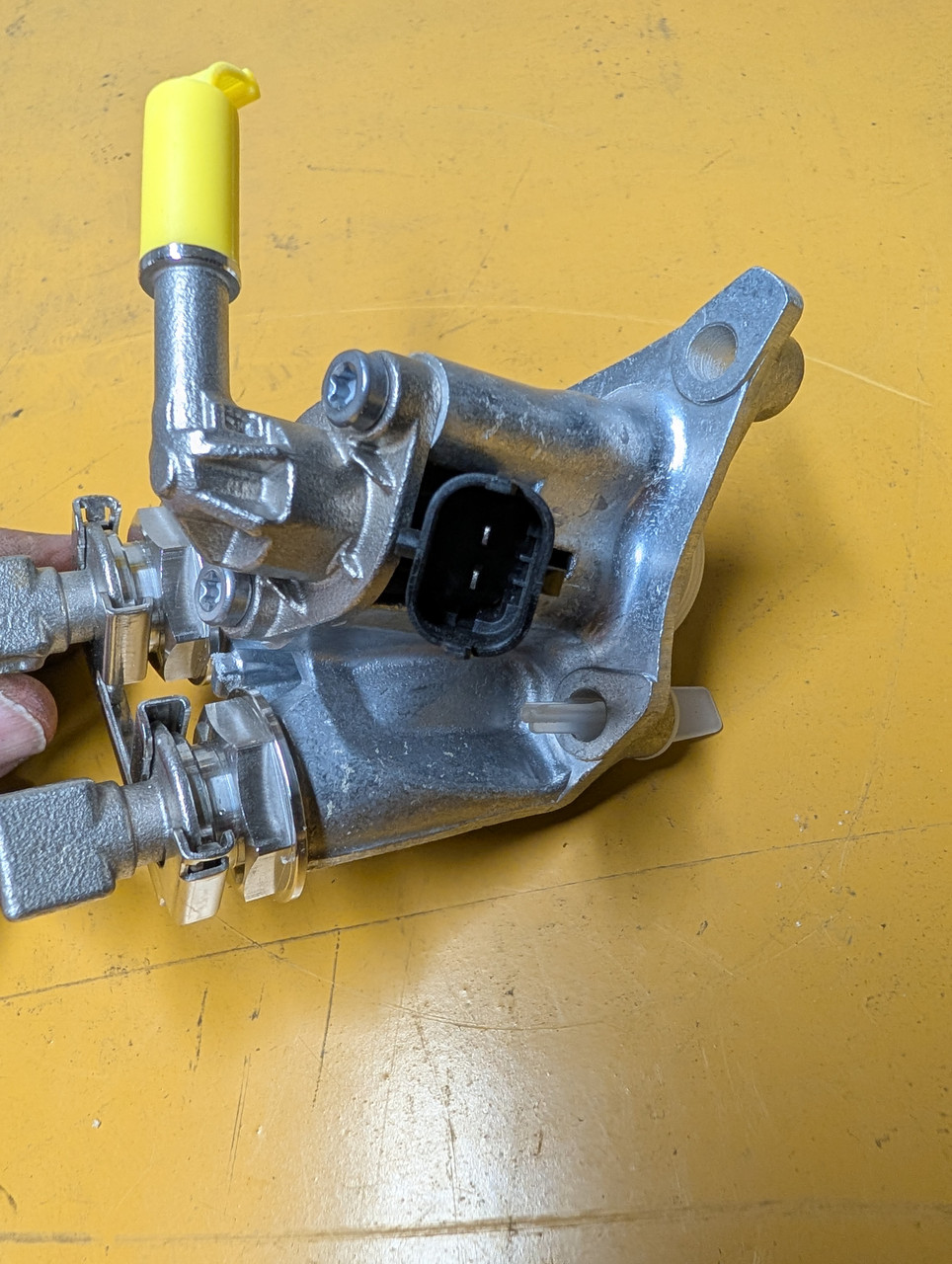 Dinex 8CL010 DEF Injector for Volvo/Mack – Replaces 22744063 and 22744065