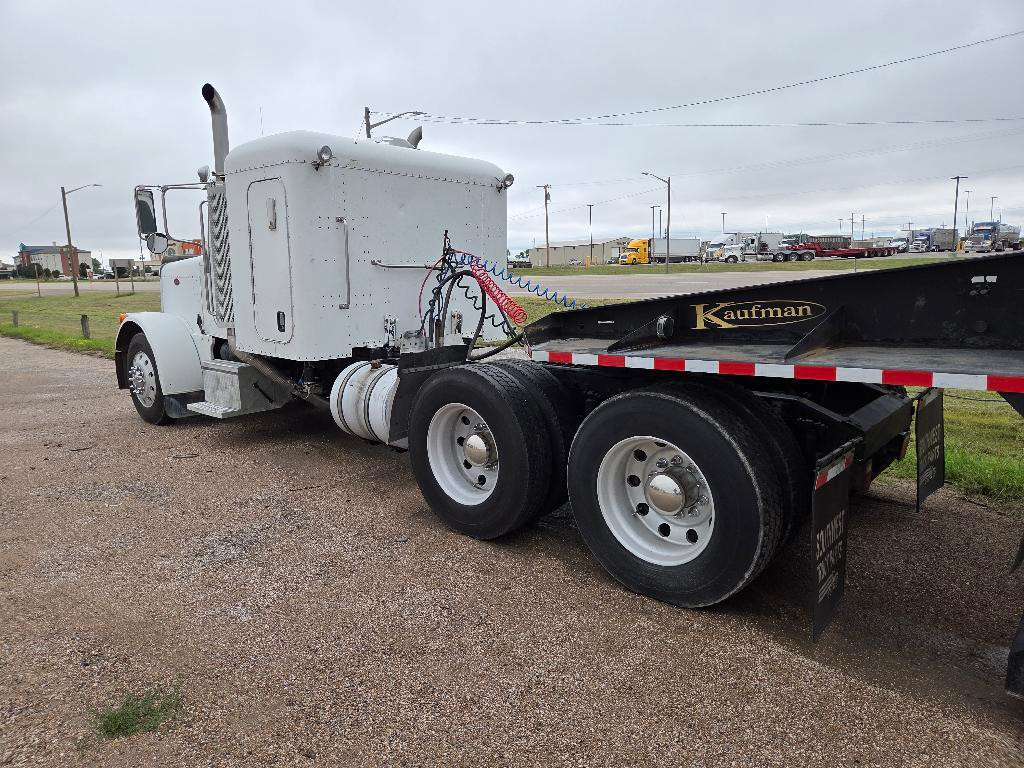 2007 Peterbilt Tractor, Conventional - Sleeper Truck - 379