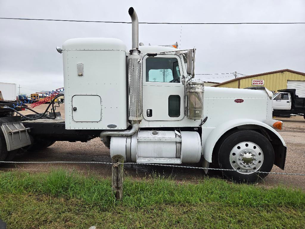 2007 Peterbilt Tractor, Conventional - Sleeper Truck - 379