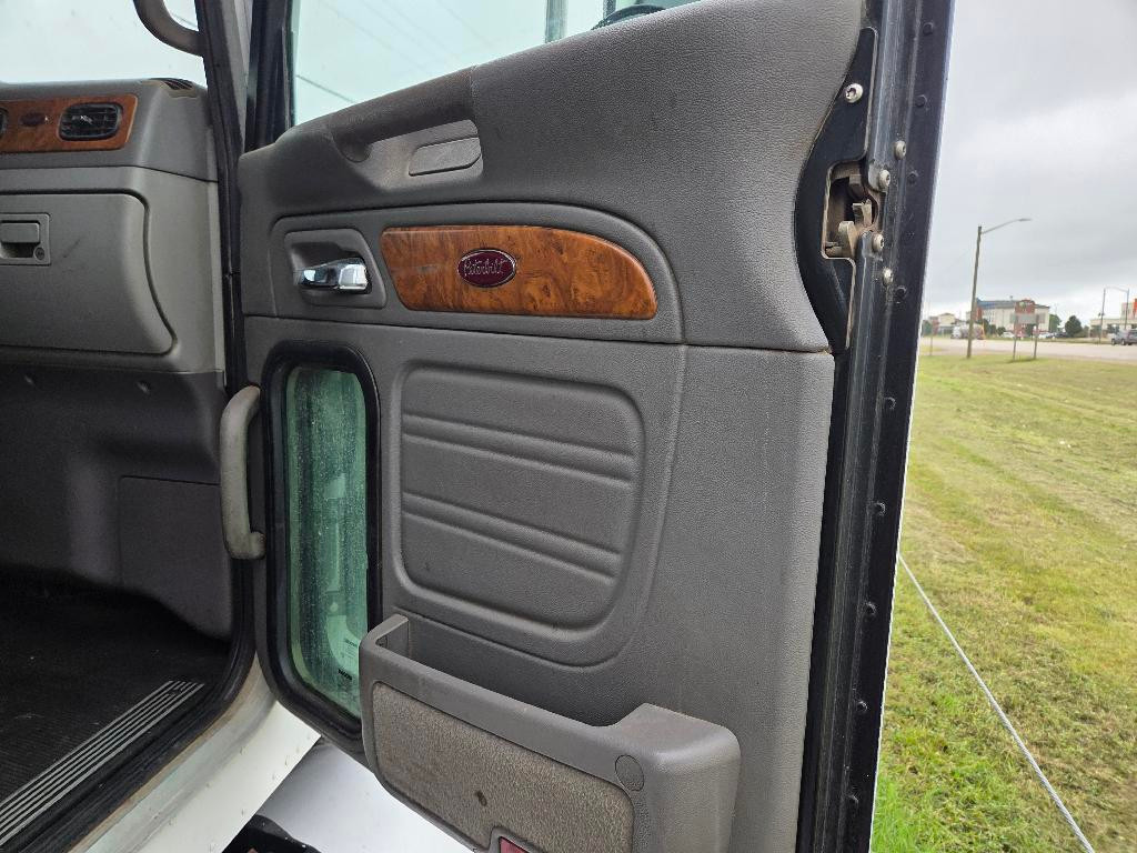 2007 Peterbilt Tractor, Conventional - Sleeper Truck - 379