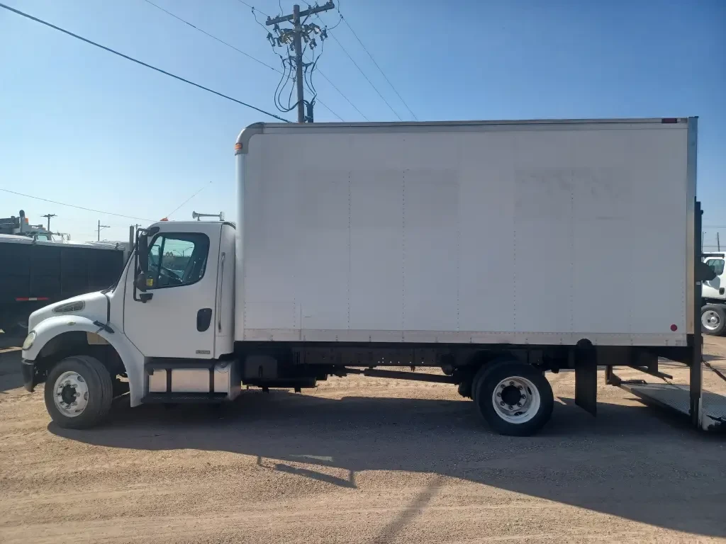 Used 2007 FREIGHTLINER Box Truck - Straight Truck, Moving Van, Contractor Truck - BUSINESS CLASS M2 106 For Sale