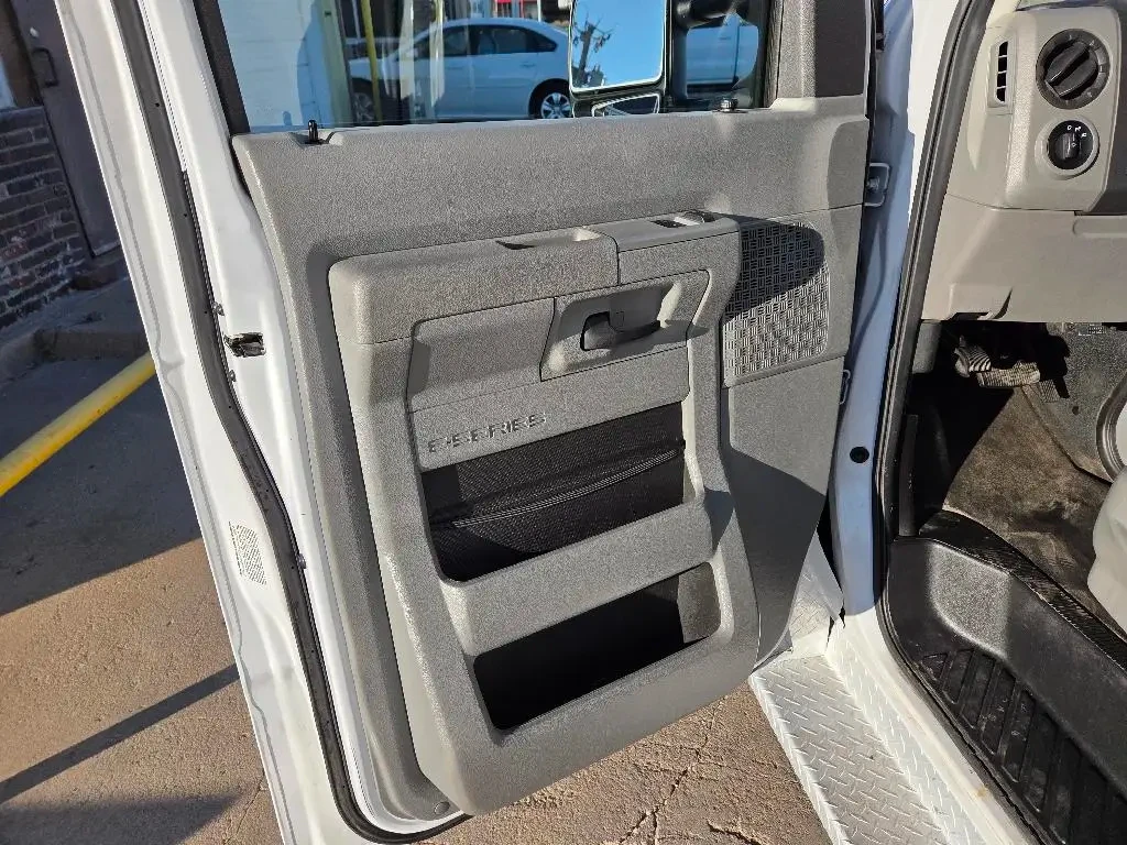 Used 2014 FORD Box Truck - Straight Truck - ECONOLINE For Sale