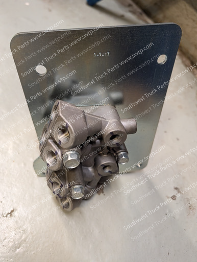 Bendix 800970 E-7 Dual-Circuit Foot Brake Valve with Manifold
