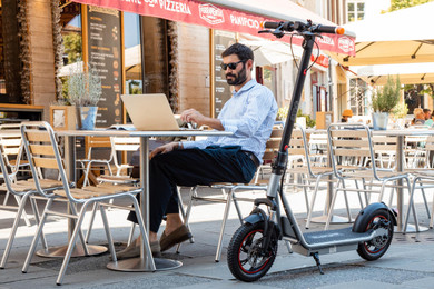 EMG Velociptor Street - Potenza motore 450W, ruote da 12", doppio freno a disco a/p, batteria 36V 10Ah, frecce direzionali (1)