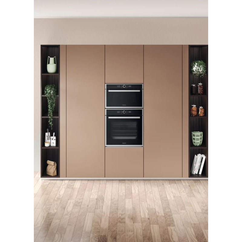 HOI4S8PM0XUK_SS - Oven in kitchen shot