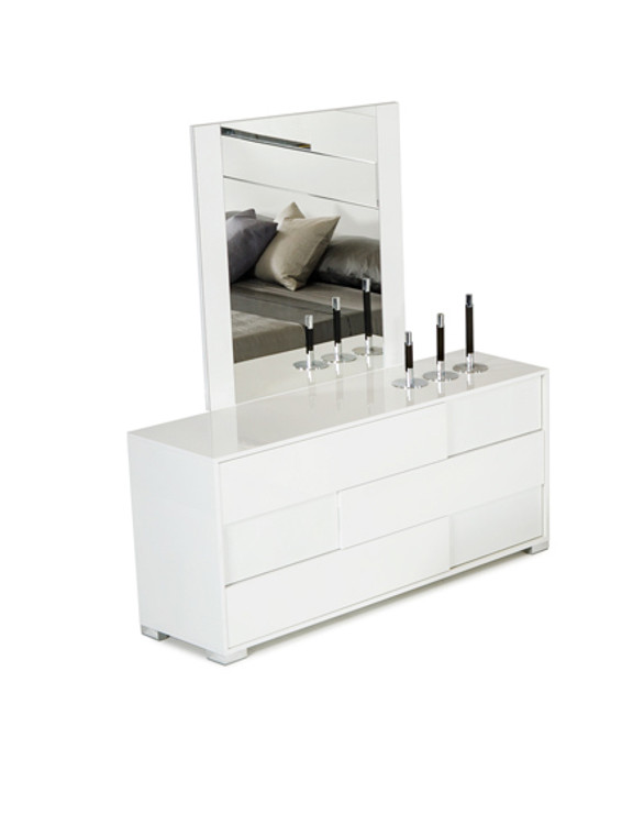 Homeroots 30" White Mdf And Metal Dresser 282546