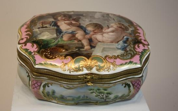 5622 Vintage Porcelain Pink Box With Cupids