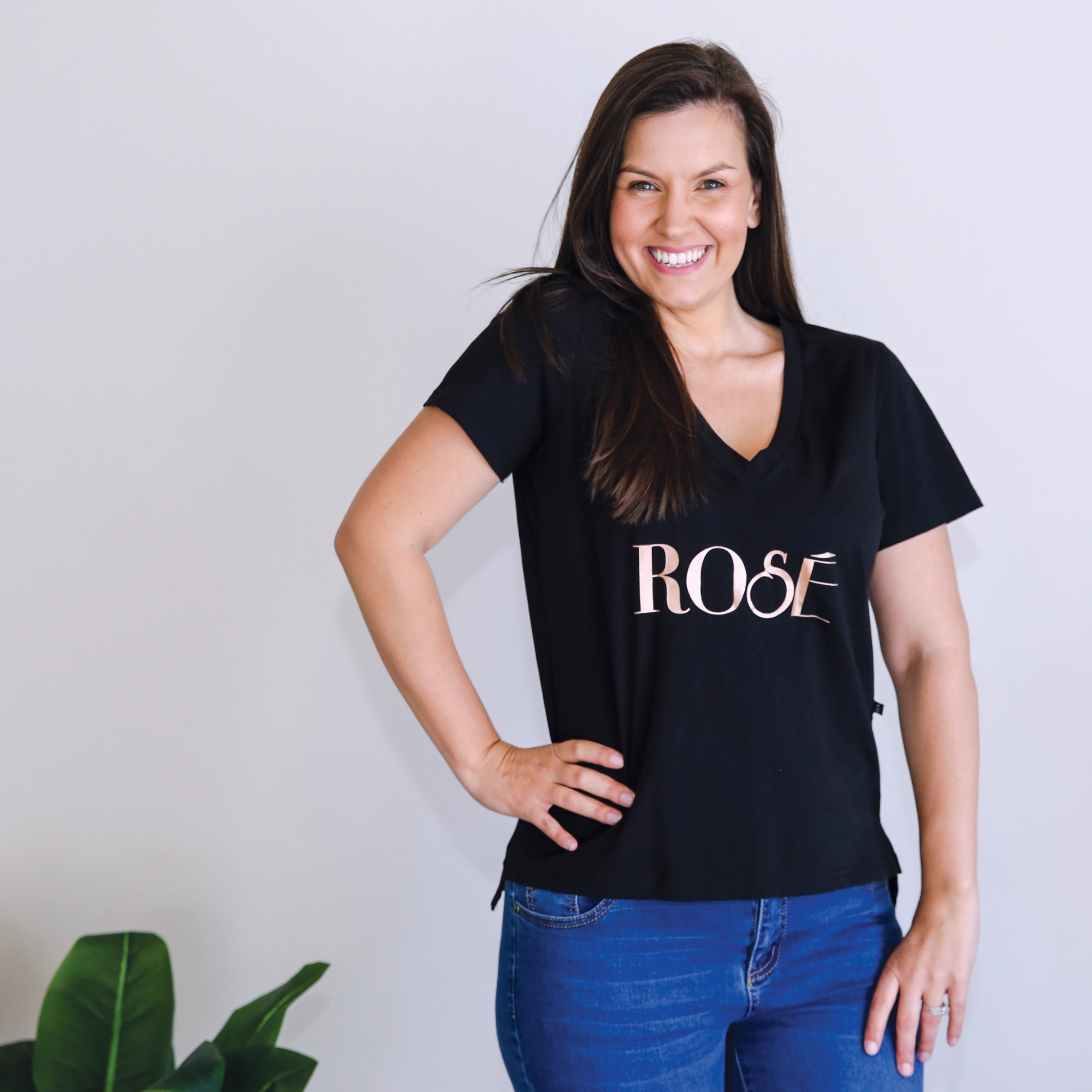 GRAPHIC TEE |ROSE V NECK GRAPHIC TEE 